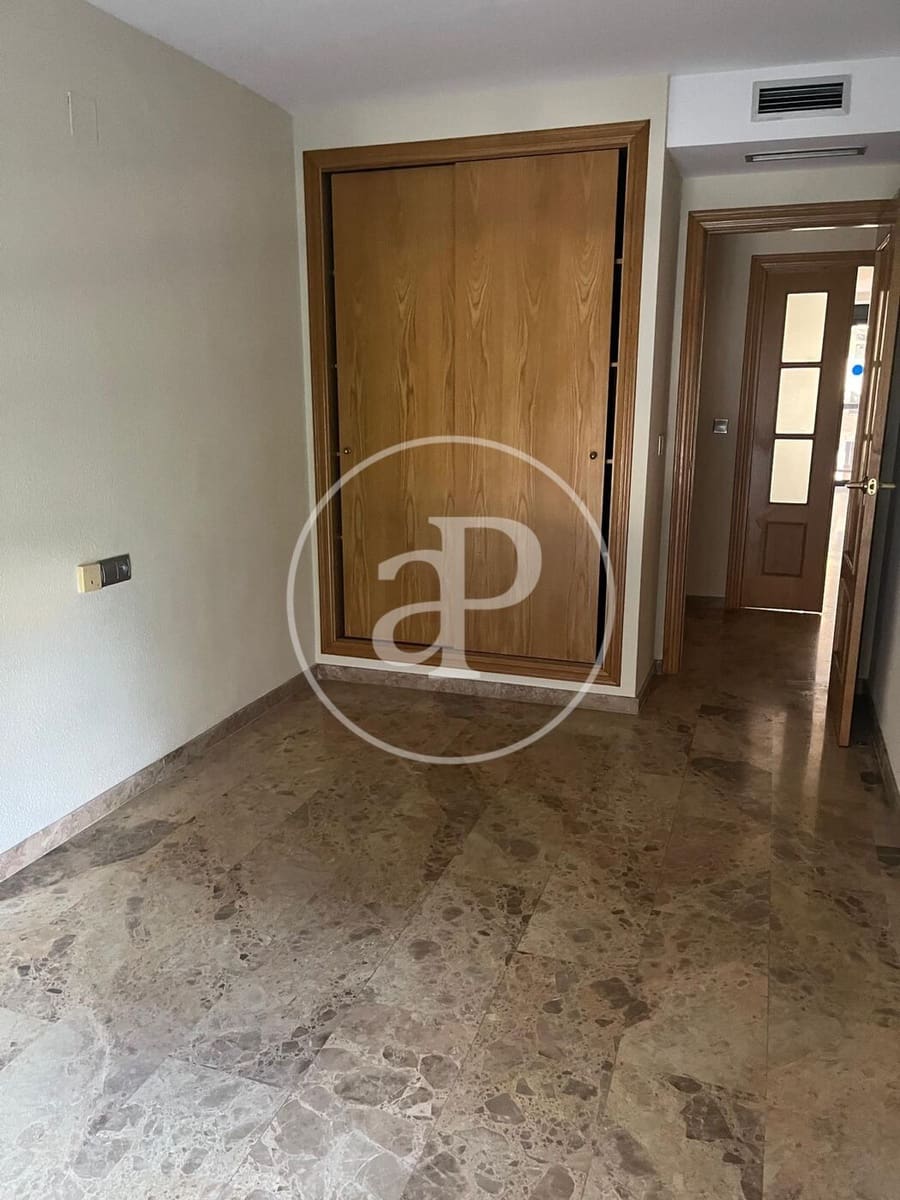 4 bedroom Apartment for rent in Valencia city - € 1,800 (Ref: 8999992)