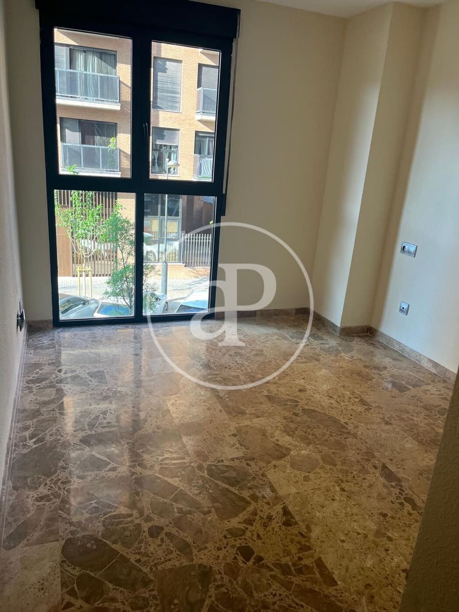 4 bedroom Apartment for rent in Valencia city - € 1,800 (Ref: 8999992)