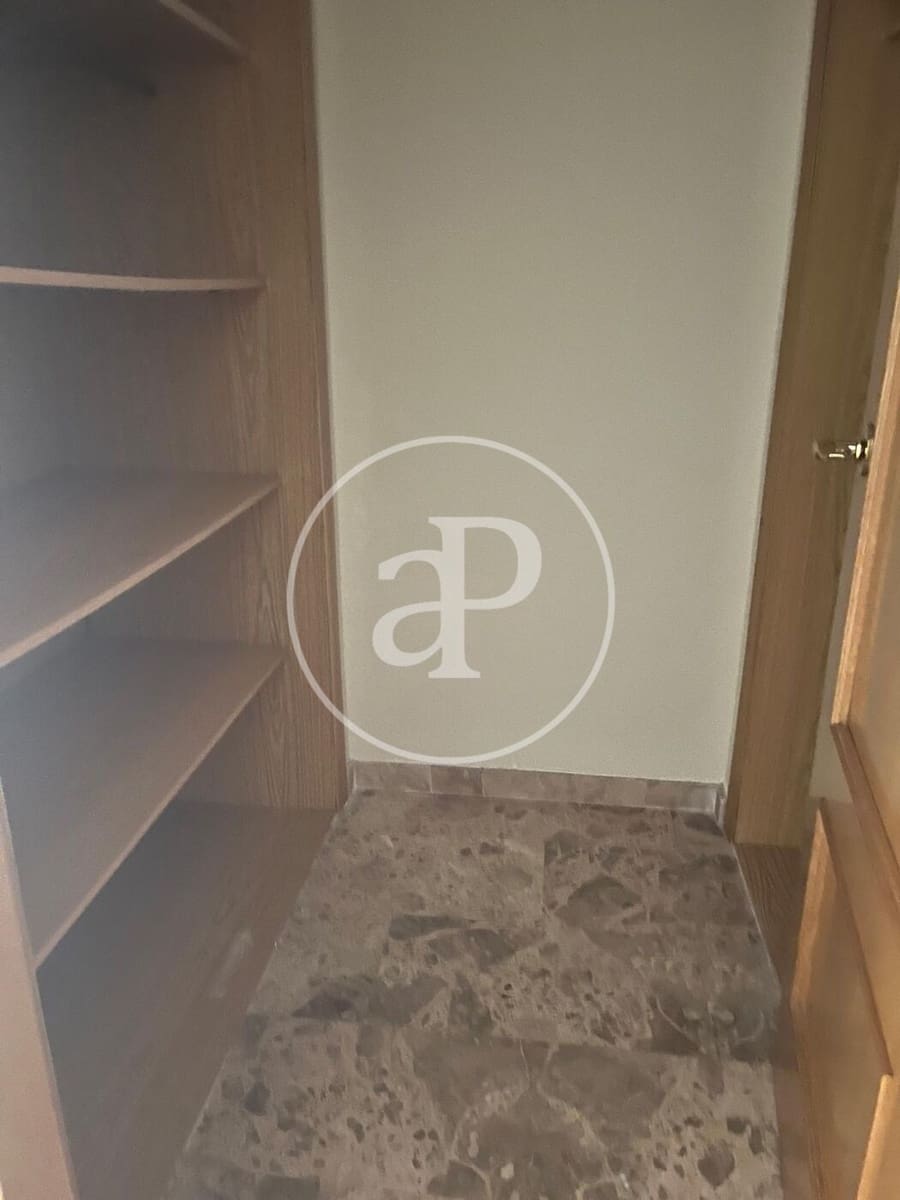 4 bedroom Apartment for rent in Valencia city - € 1,800 (Ref: 8999992)