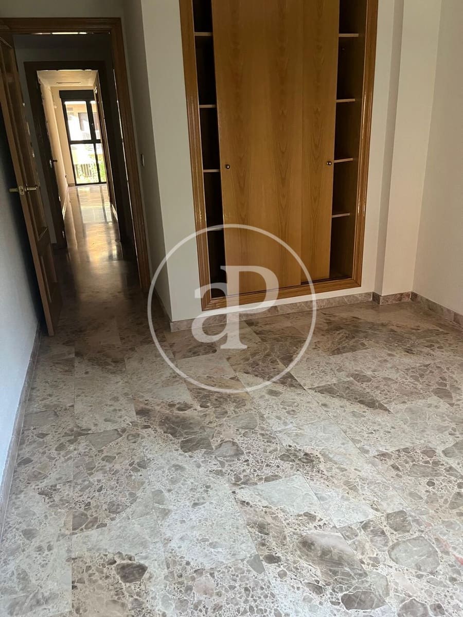 4 bedroom Apartment for rent in Valencia city - € 1,800 (Ref: 8999992)
