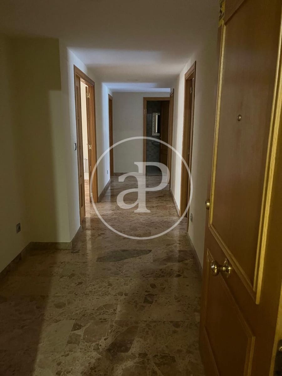 4 bedroom Apartment for rent in Valencia city - € 1,800 (Ref: 8999992)
