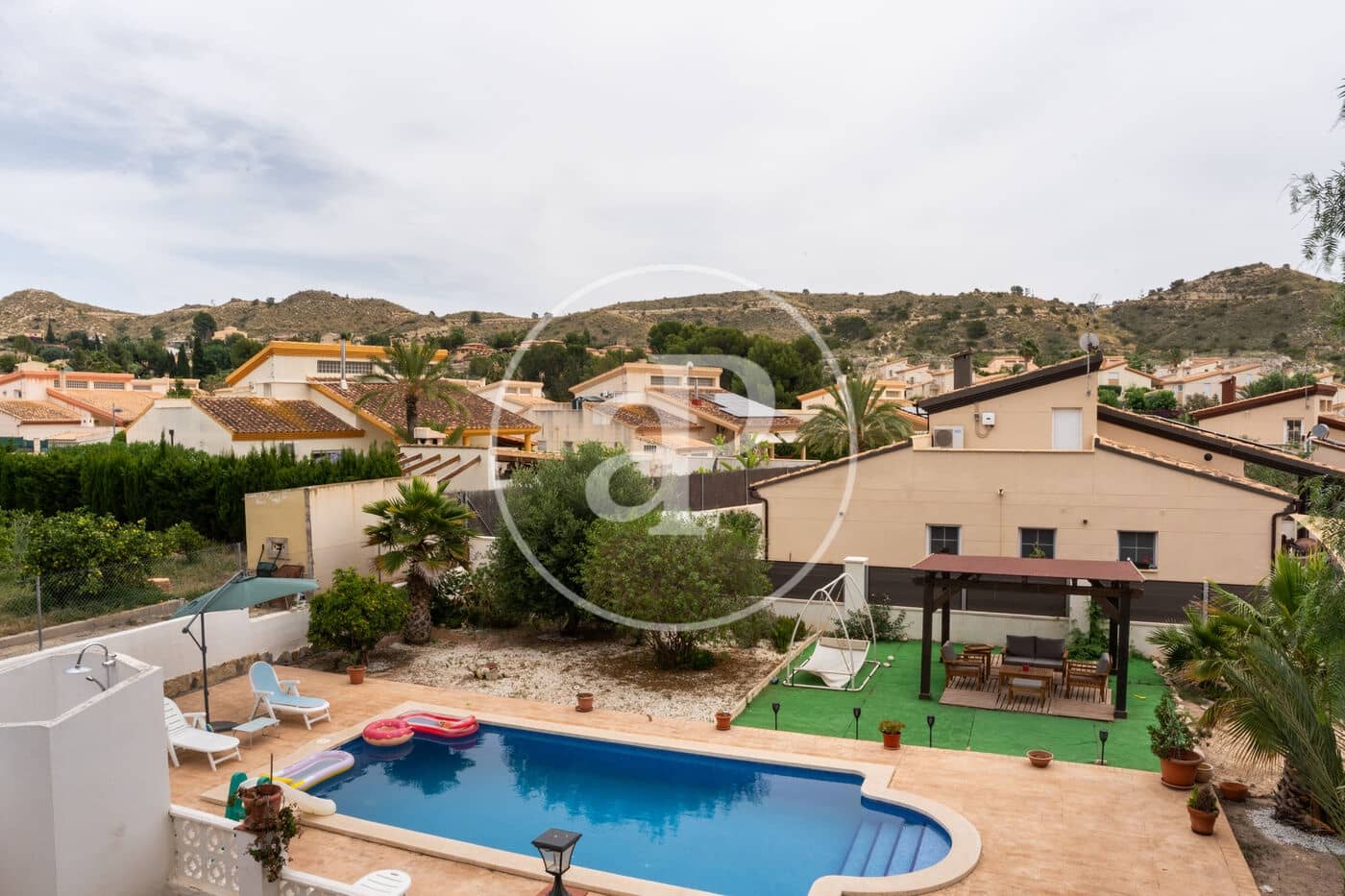 Chalet de 4 habitaciones en Muchamiel / Mutxamel en venta con piscina - 550.000 € (Ref: 9000021)