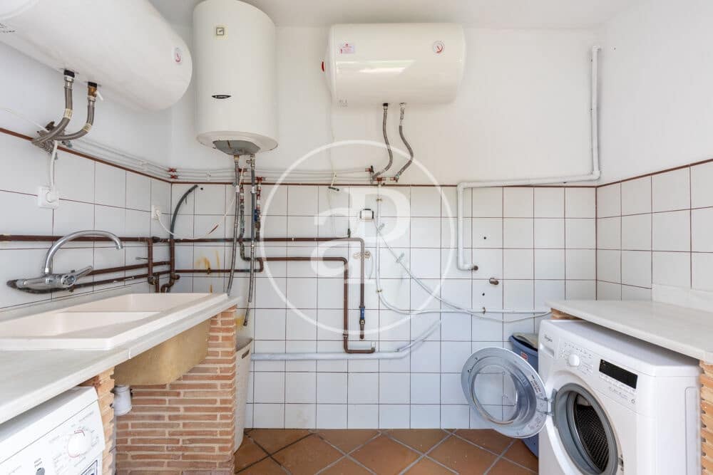 9 Zimmer Villa zu vermieten in Betera mit Pool - 5.500 € (Ref: 9000029)