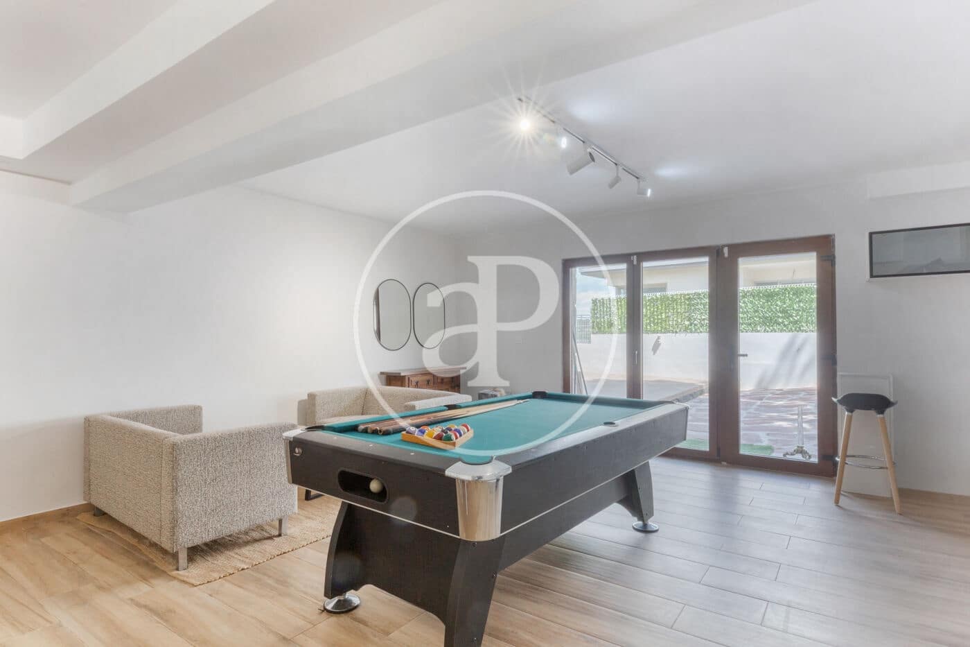 5 bedroom Villa for sale in Chiva with pool - € 750,000 (Ref: 9000107)