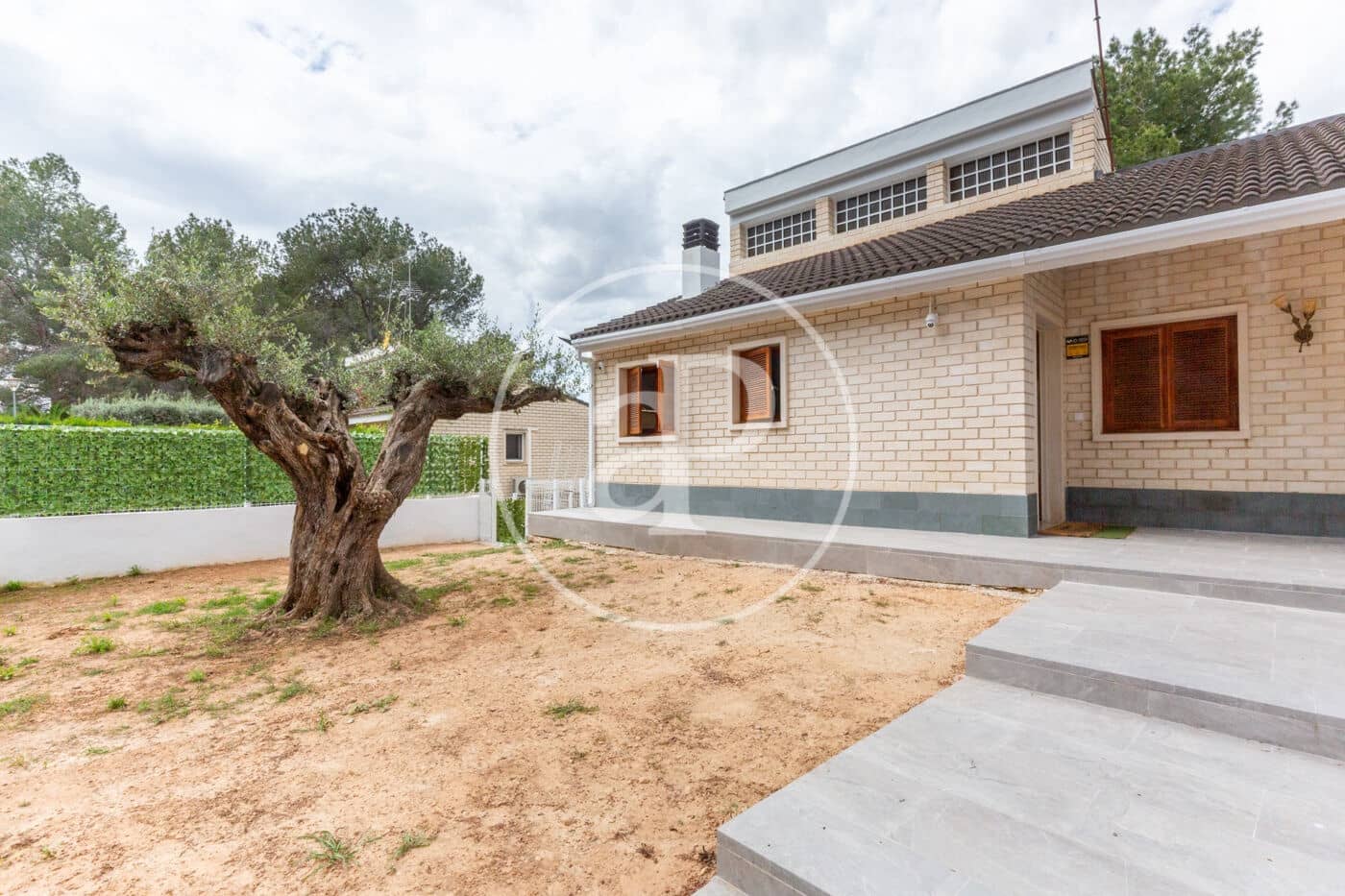 5 bedroom Villa for sale in Chiva with pool - € 750,000 (Ref: 9000107)