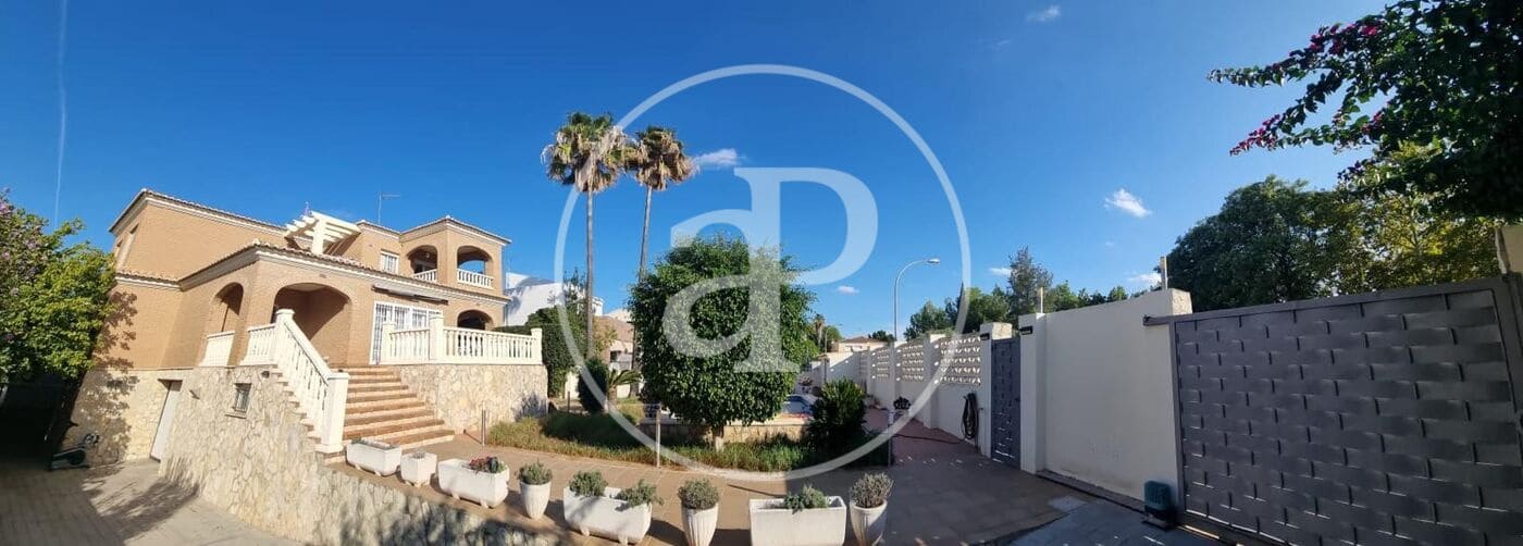 3 soveværelse Villa til salg i L'Eliana med swimmingpool - € 698.000 (Ref: 9003084)