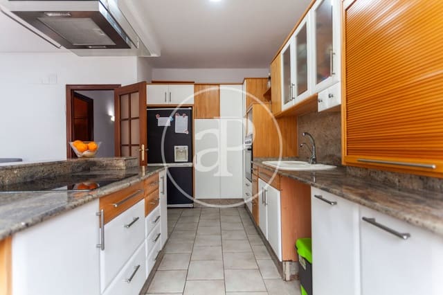 5 bedroom Apartment for rent in La Roqueta, Valencia city - € 2,170 (Ref: 9021071)