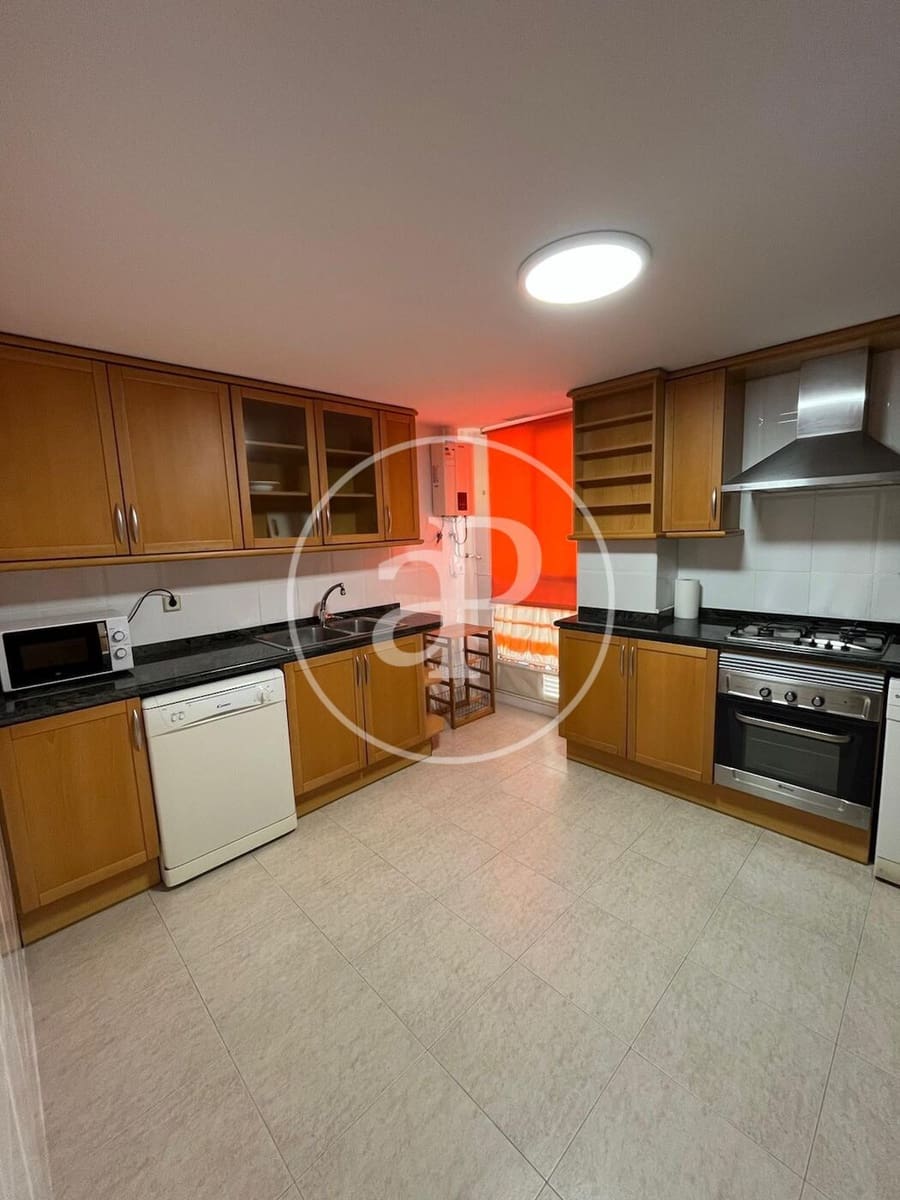 4 quarto Apartamento para arrendar em Valencia cidade - 1 900 € (Ref: 9051368)