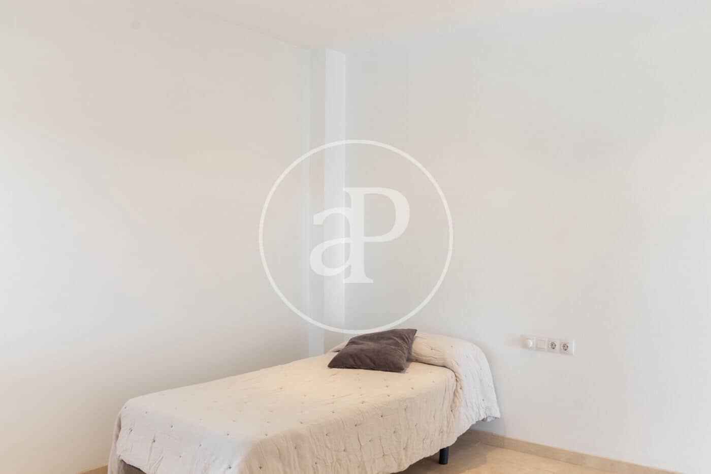 5 sypialnia Willa do wynajęcia w Chiva z basenem garażem - 4 500 € (Ref: 9059772)