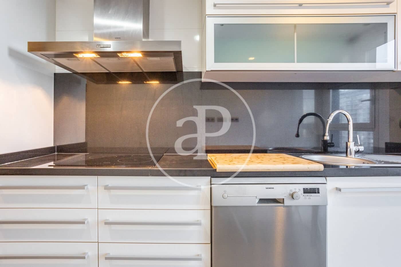 Apartamento de 2 habitaciones en València ciudad en alquiler con piscina - 2.200 € (Ref: 9100958)