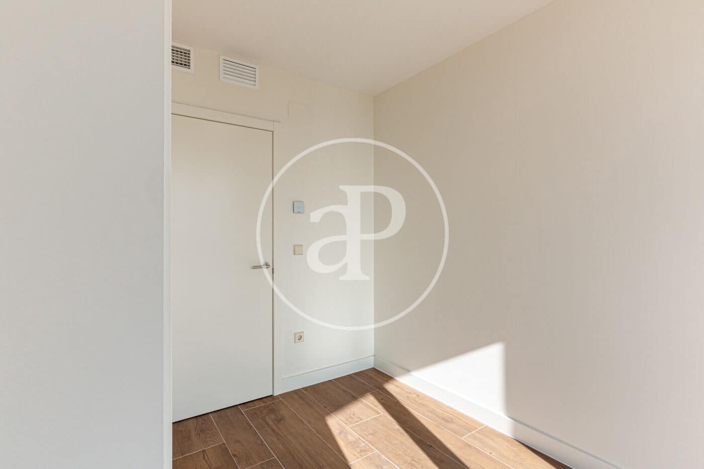 3 soverom Leilighet til leie i Valencia by med svømmebasseng - € 5 300 (Ref: 9103129)