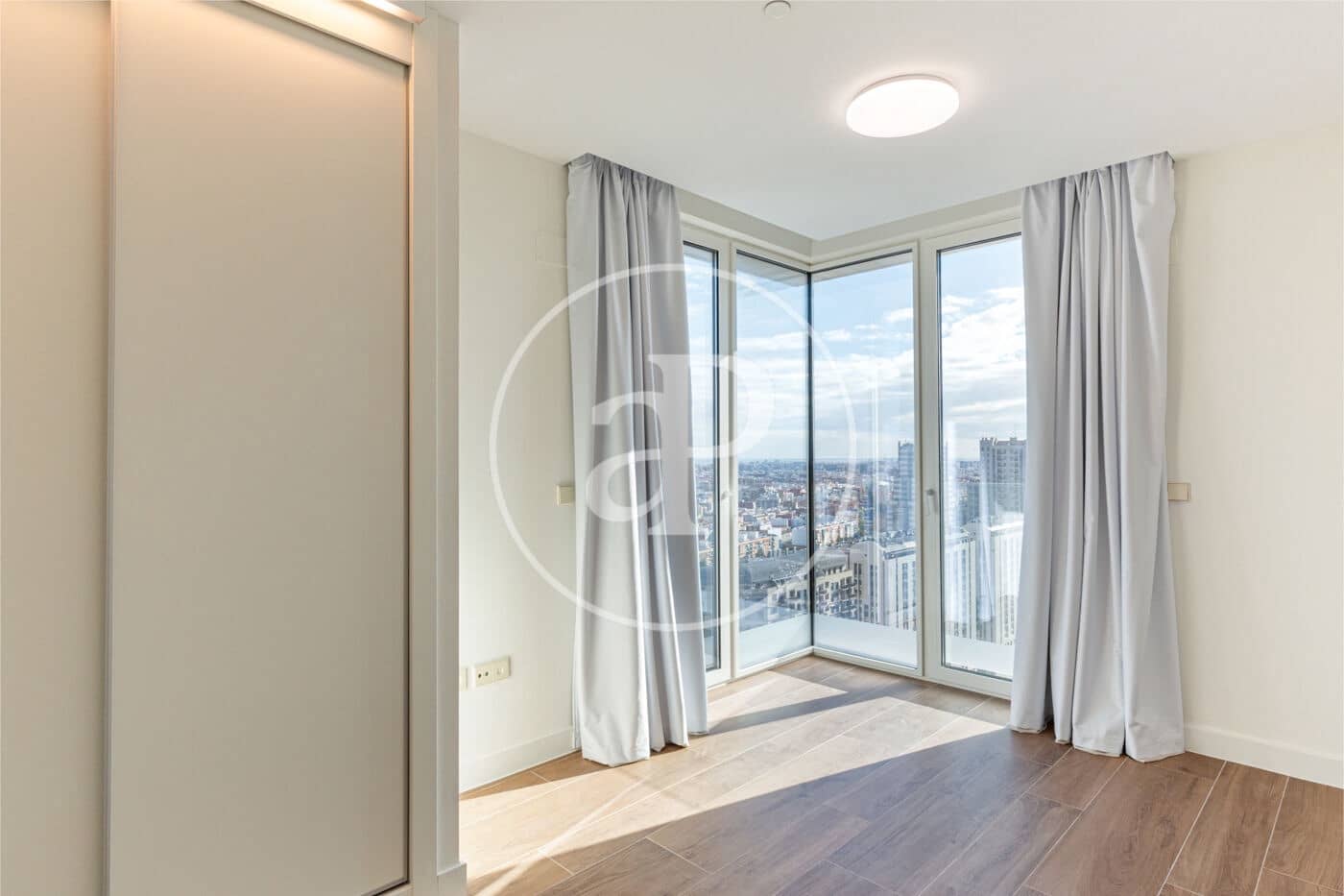 3 soverom Leilighet til leie i Valencia by med svømmebasseng - € 5 300 (Ref: 9103129)