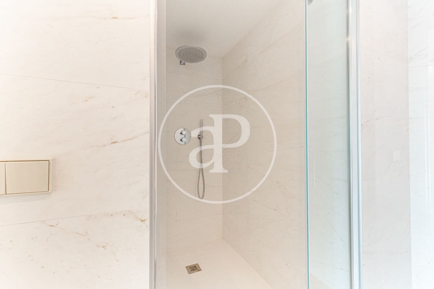 3 soverom Leilighet til leie i Valencia by med svømmebasseng - € 5 300 (Ref: 9103129)