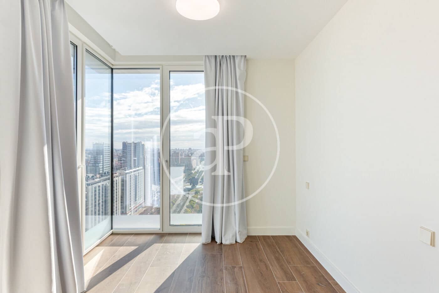 3 soverom Leilighet til leie i Valencia by med svømmebasseng - € 5 300 (Ref: 9103129)