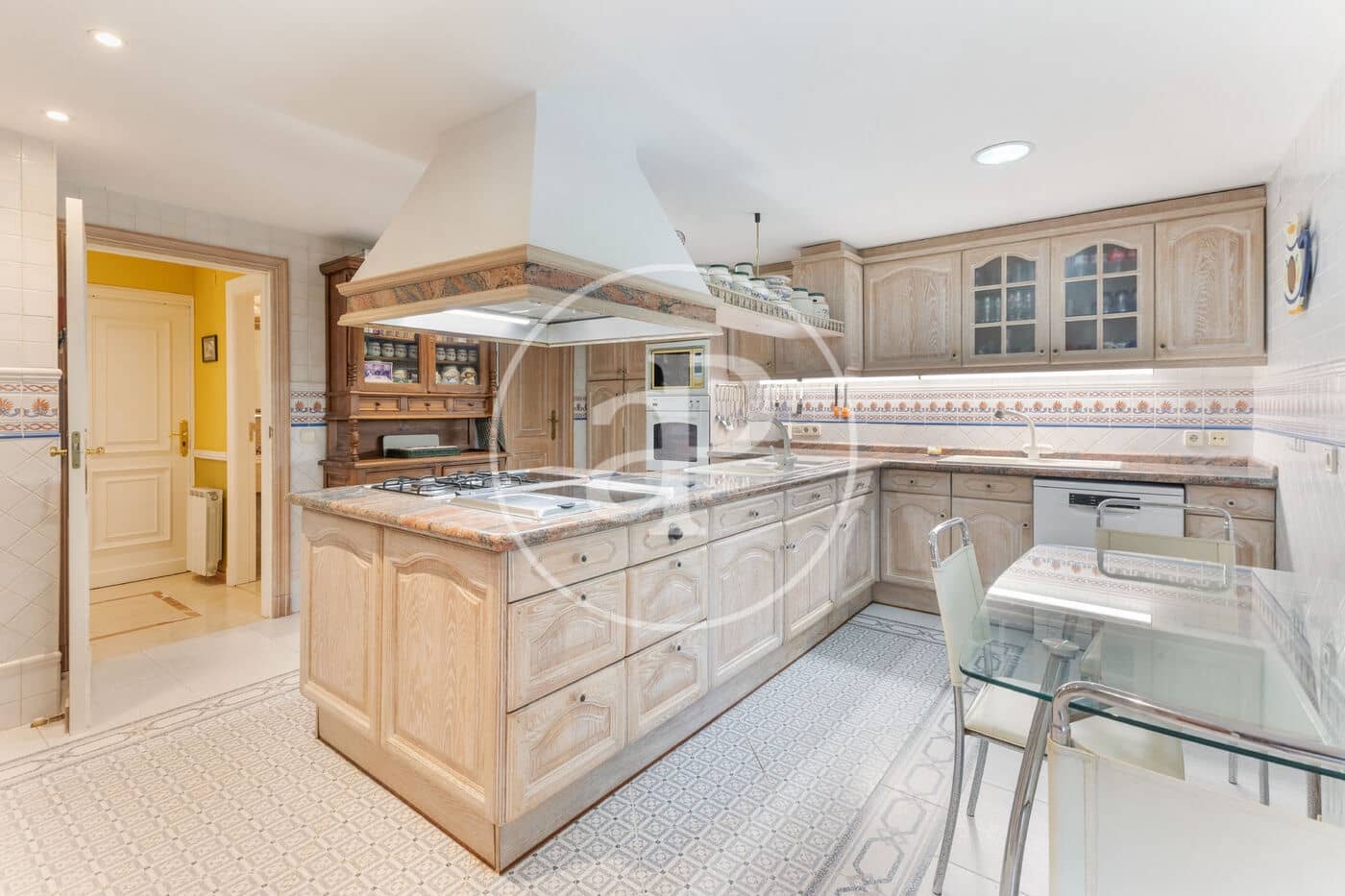 5 bedroom Villa for sale in Chiva - € 890,000 (Ref: 9118984)