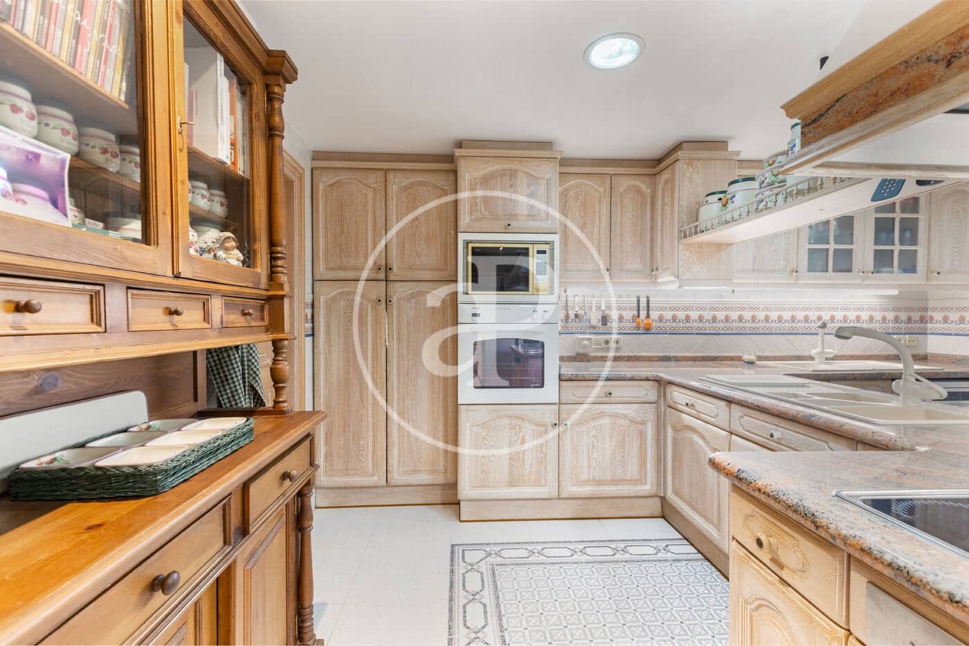 5 bedroom Villa for sale in Chiva - € 890,000 (Ref: 9118984)