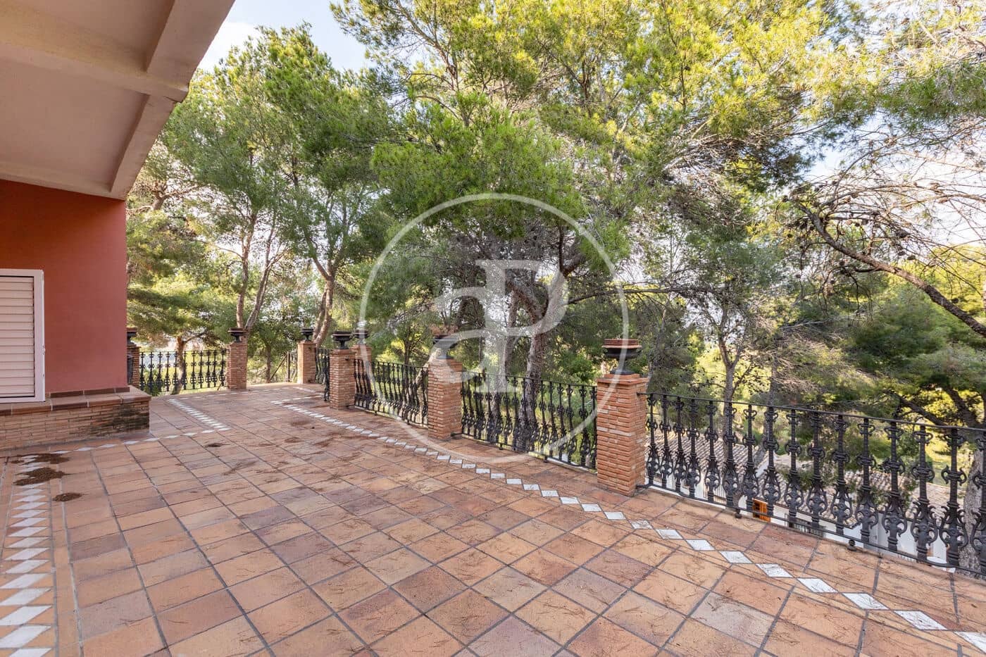 5 bedroom Villa for sale in Chiva - € 890,000 (Ref: 9118984)