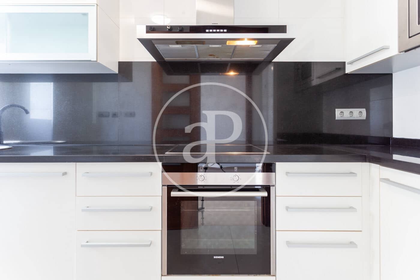 2 slaapkamer Appartement te huur in Valencia stad met zwembad - € 1.750 (Ref: 9128584)