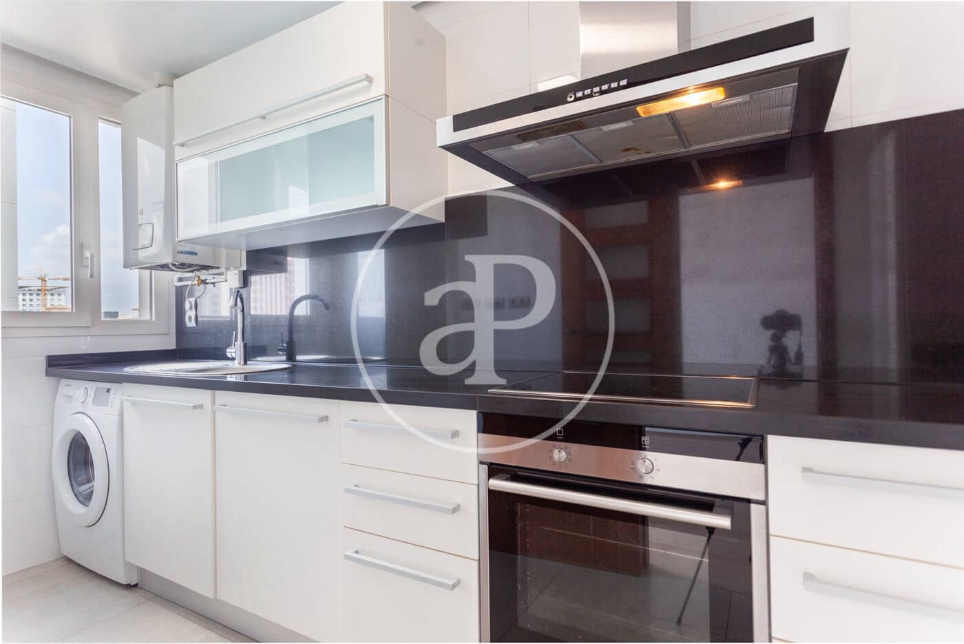 2 slaapkamer Appartement te huur in Valencia stad met zwembad - € 1.750 (Ref: 9128584)