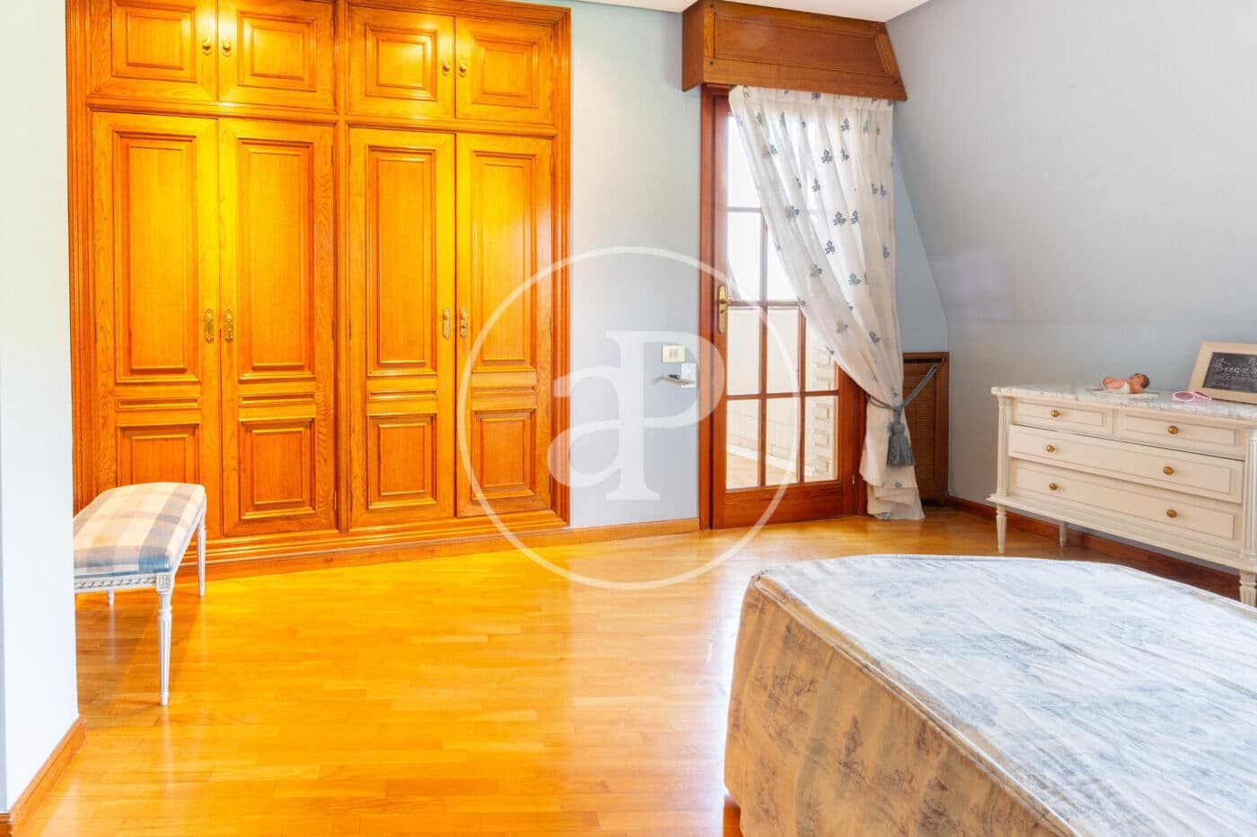 8 bedroom Villa for rent in Paterna with pool - € 8,500 (Ref: 9128588)