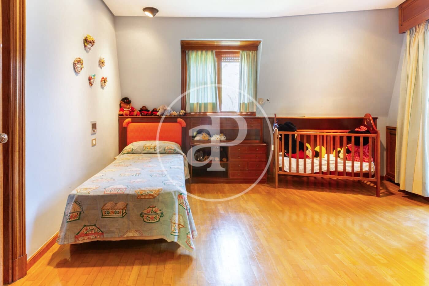 8 bedroom Villa for rent in Paterna with pool - € 8,500 (Ref: 9128588)