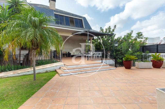 8 bedroom Villa for rent in Casas Verdes, Paterna with pool - € 8,500 (Ref: 9128588)