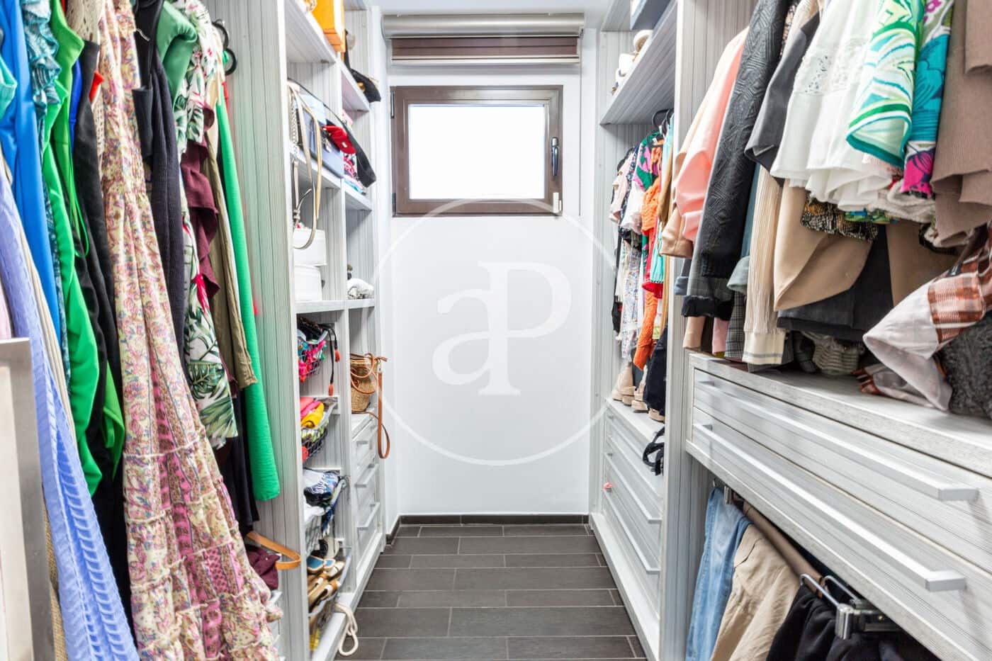 5 bedroom Villa for sale in Chiva with pool - € 720,000 (Ref: 9132628)