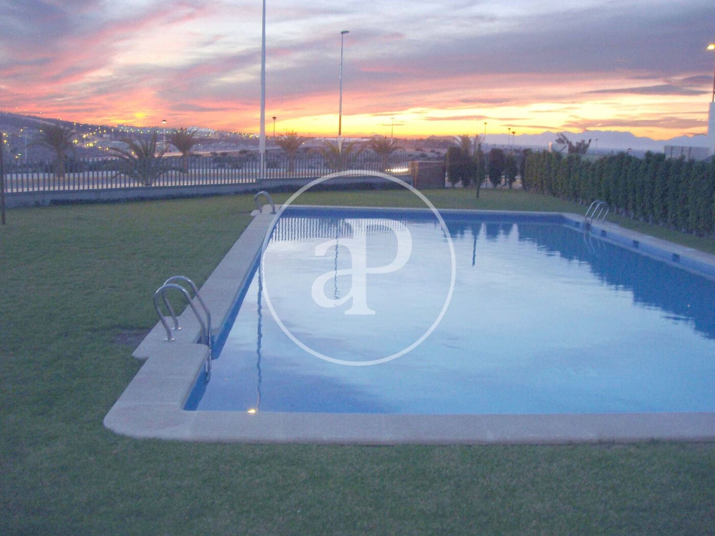 2 soveværelse Lejlighed til salg i Arenales del Sol med swimmingpool - € 365.000 (Ref: 9164029)