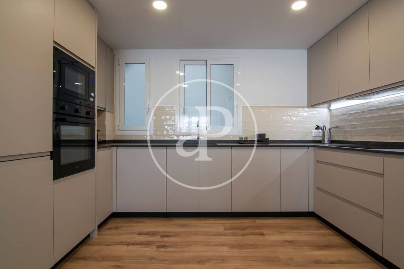 4 sovrum Lägenhet att hyra i Valencia stad - 3 200 € (Ref: 9192573)