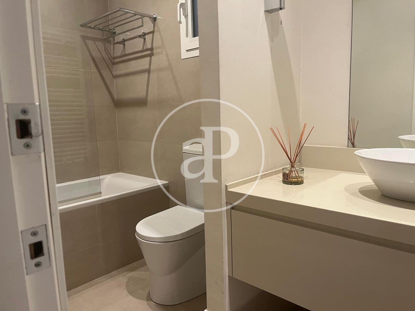 3 bedroom Apartment for rent in Valencia city - € 2,500 (Ref: 9220263)