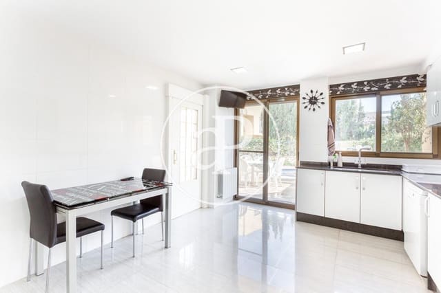 5 bedroom Villa for rent in Picanya with pool - € 2,500 (Ref: 9243457)