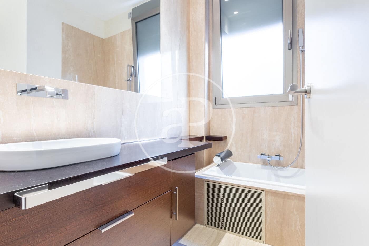 Appartement de 2 chambres à louer à Valence ville - 2 700 € (Ref: 9349644)