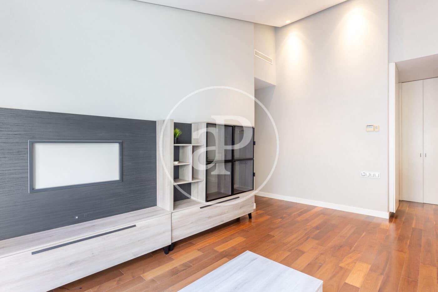 Appartement de 2 chambres à louer à Valence ville - 2 700 € (Ref: 9349644)