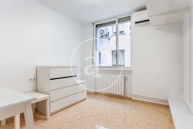 4 bedroom Apartment for rent in Sant Francesc, Valencia city - € 2,500 (Ref: 9362691)