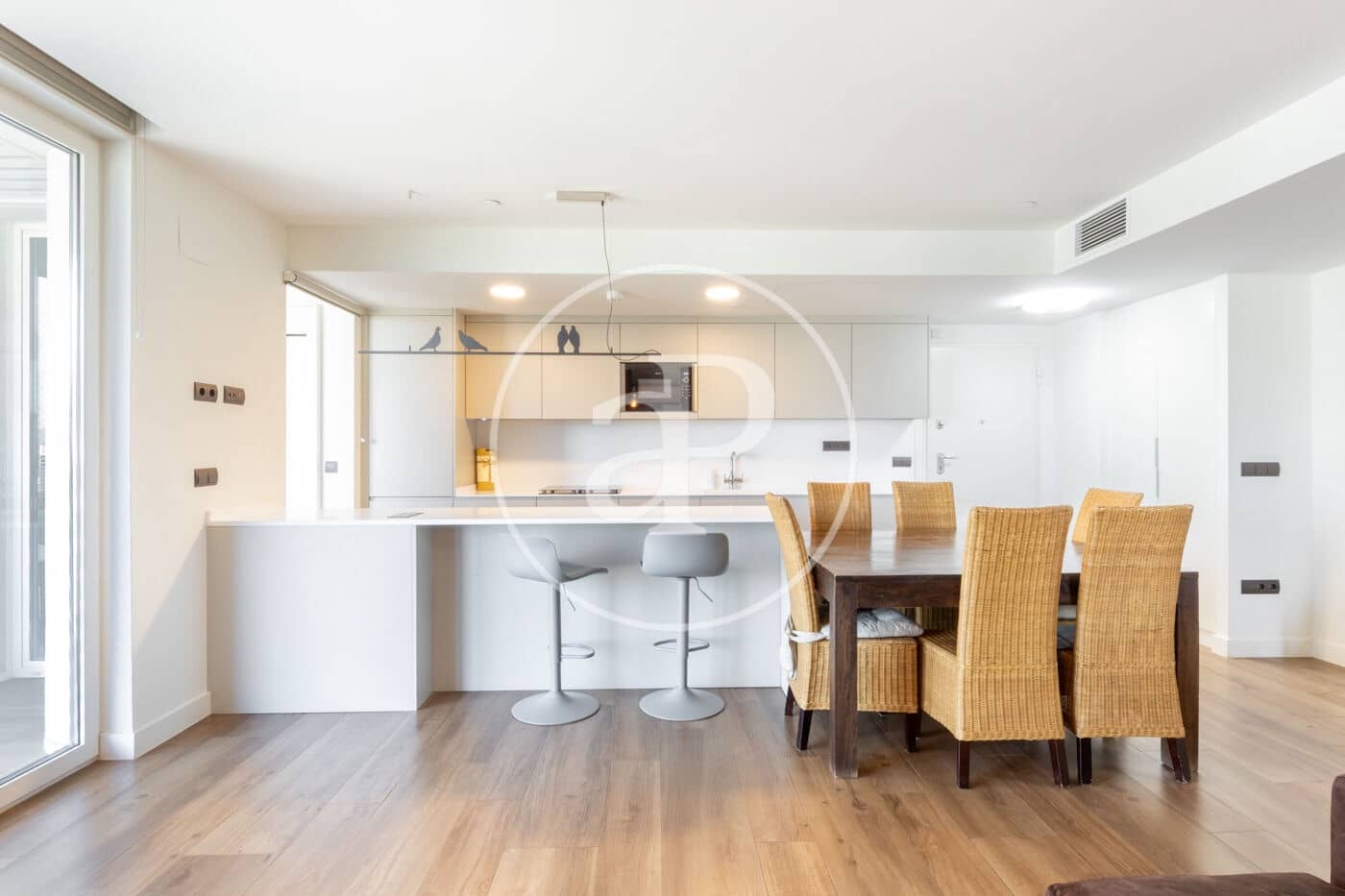 3 bedroom Apartment for rent in Valencia city with pool - € 3,900 (Ref: 9387995)