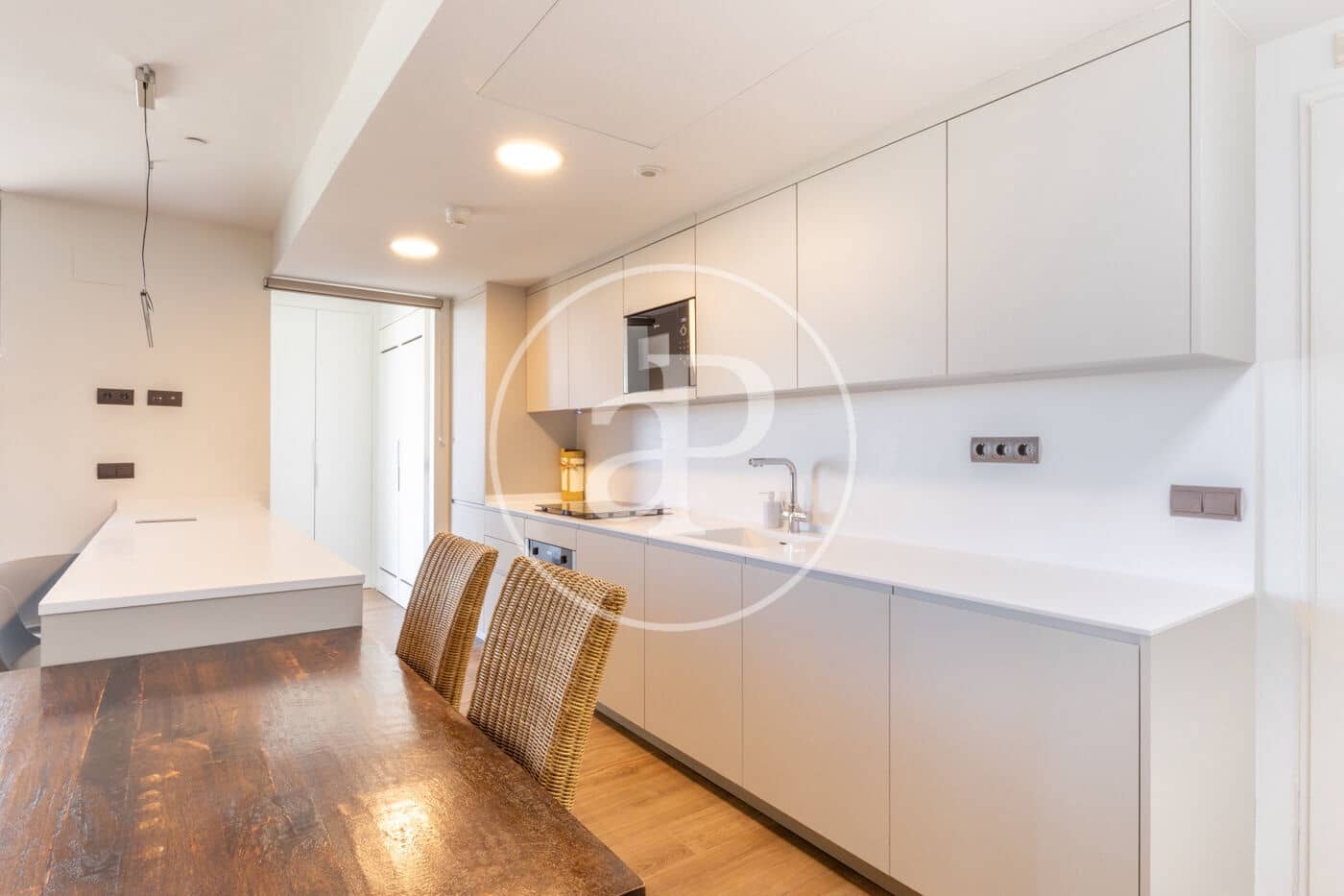 3 bedroom Apartment for rent in Valencia city with pool - € 3,900 (Ref: 9387995)