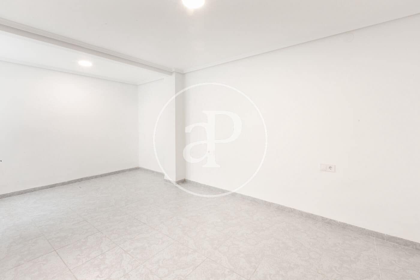 2 bedroom Apartment for rent in Valencia city - € 1,100 (Ref: 9396089)