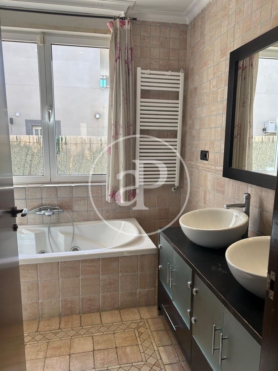 5 bedroom Villa for rent in L'Eliana with pool - € 3,800 (Ref: 9431132)