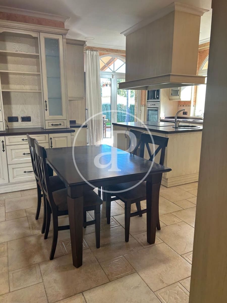 5 bedroom Villa for rent in L'Eliana with pool - € 3,800 (Ref: 9431132)