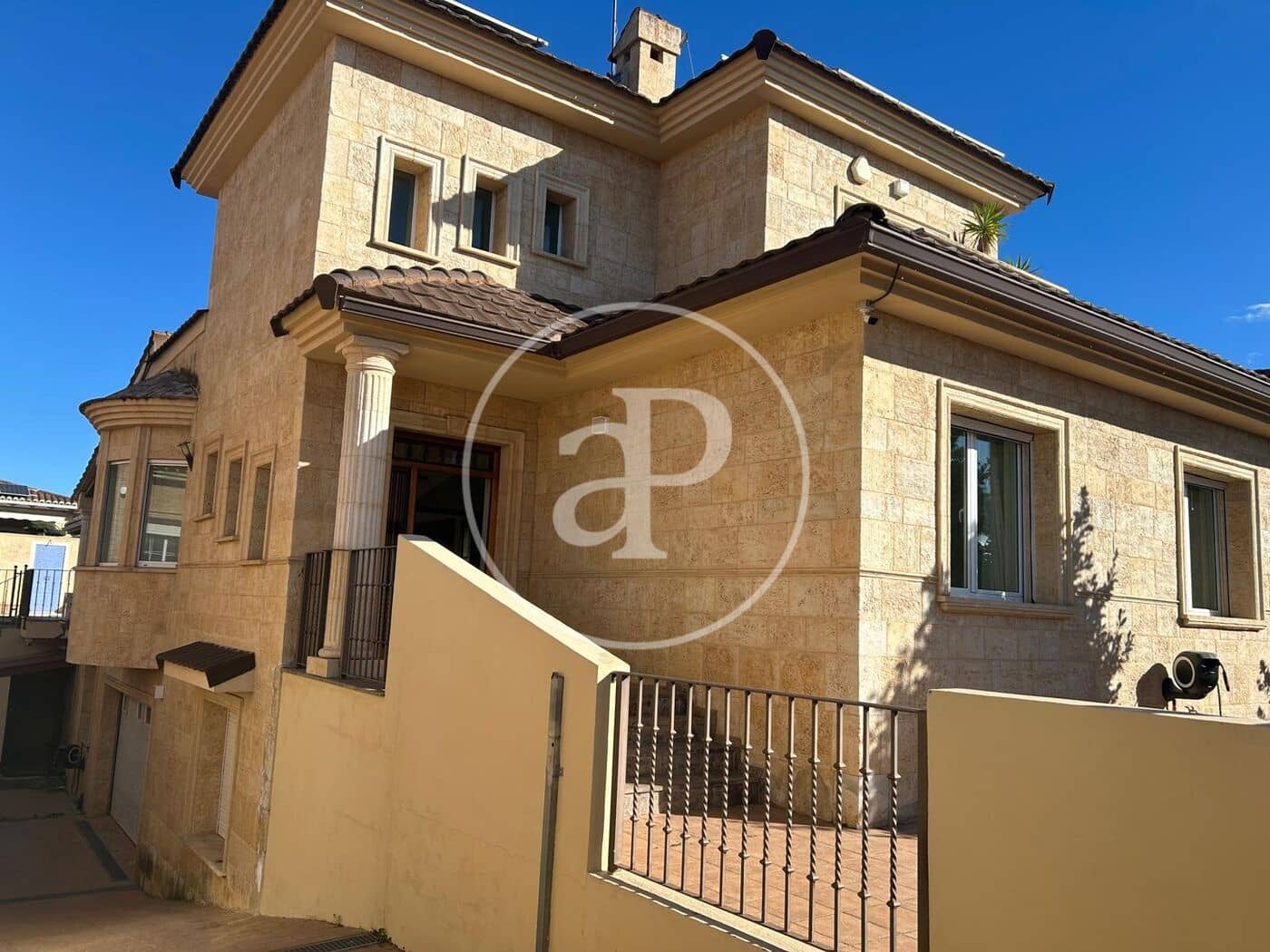 5 bedroom Villa for rent in L'Eliana with pool - € 3,800 (Ref: 9431132)