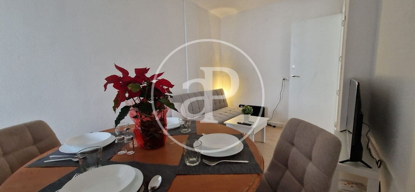 4 bedroom Apartment for rent in Paterna - € 1,200 (Ref: 9433610)
