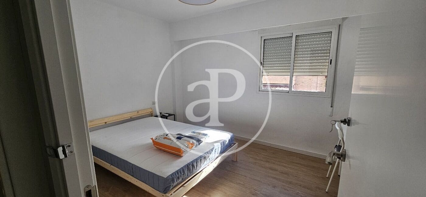 4 bedroom Apartment for rent in Paterna - € 1,200 (Ref: 9433610)