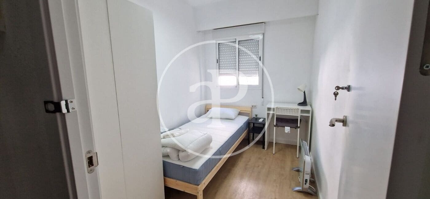 4 bedroom Apartment for rent in Paterna - € 1,200 (Ref: 9433610)