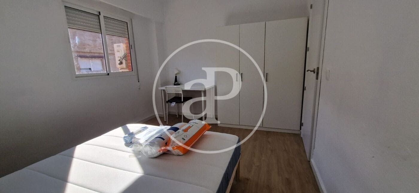 4 bedroom Apartment for rent in Paterna - € 1,200 (Ref: 9433610)