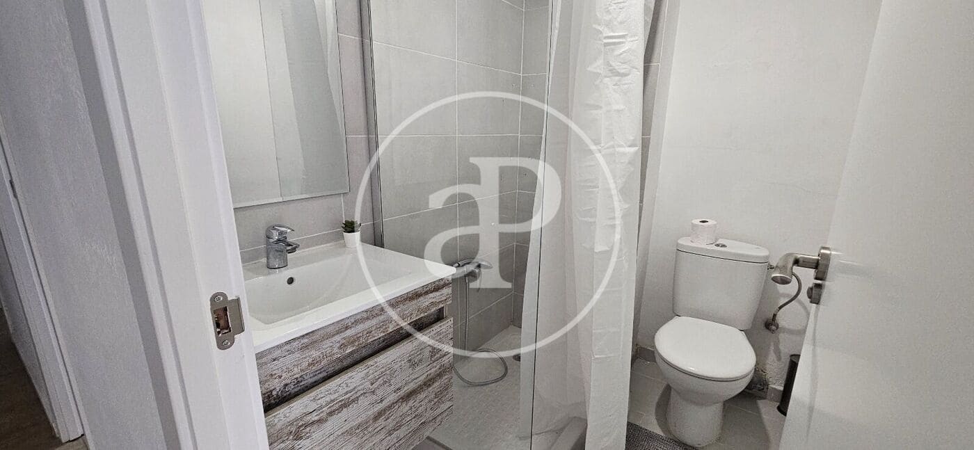 4 bedroom Apartment for rent in Paterna - € 1,200 (Ref: 9433610)