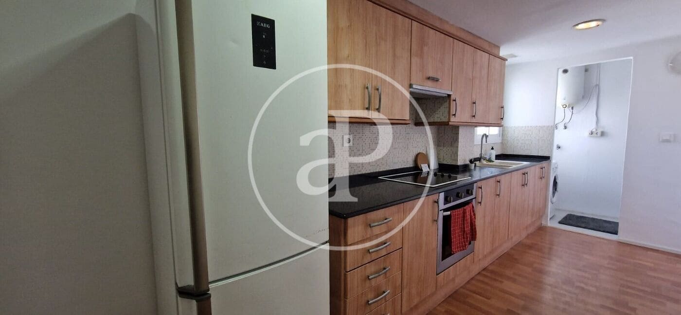 4 bedroom Apartment for rent in Paterna - € 1,200 (Ref: 9433610)