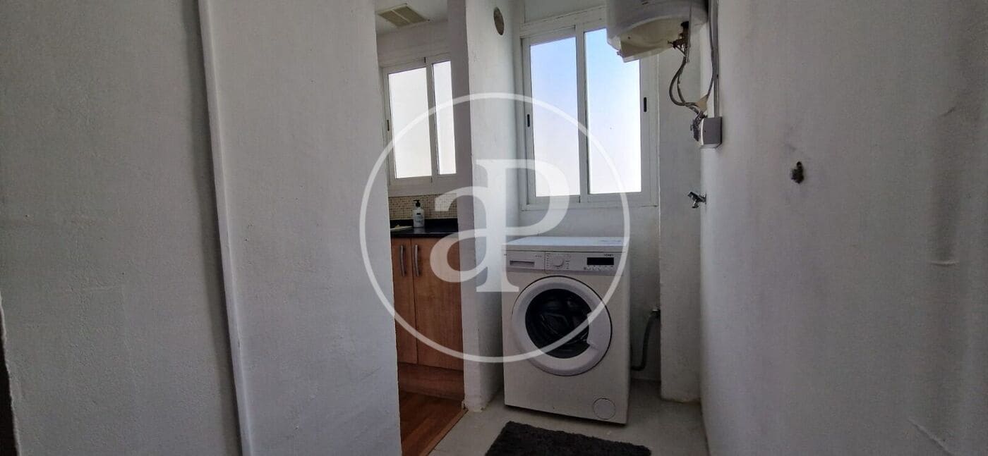 4 bedroom Apartment for rent in Paterna - € 1,200 (Ref: 9433610)