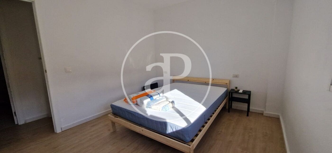 4 bedroom Apartment for rent in Paterna - € 1,200 (Ref: 9433610)