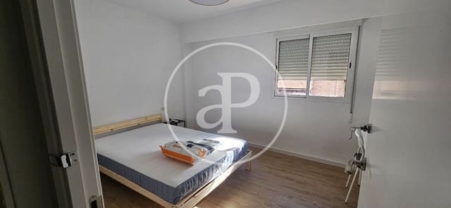 4 bedroom Apartment for rent in Santa Rita, Paterna - € 1,200 (Ref: 9433610)