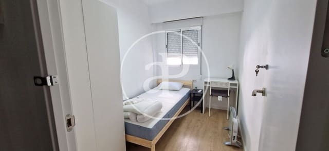 4 bedroom Apartment for rent in Santa Rita, Paterna - € 1,200 (Ref: 9433610)